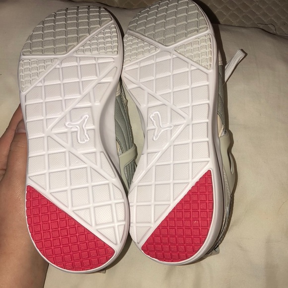 Brand new white pumas - Picture 6 of 6